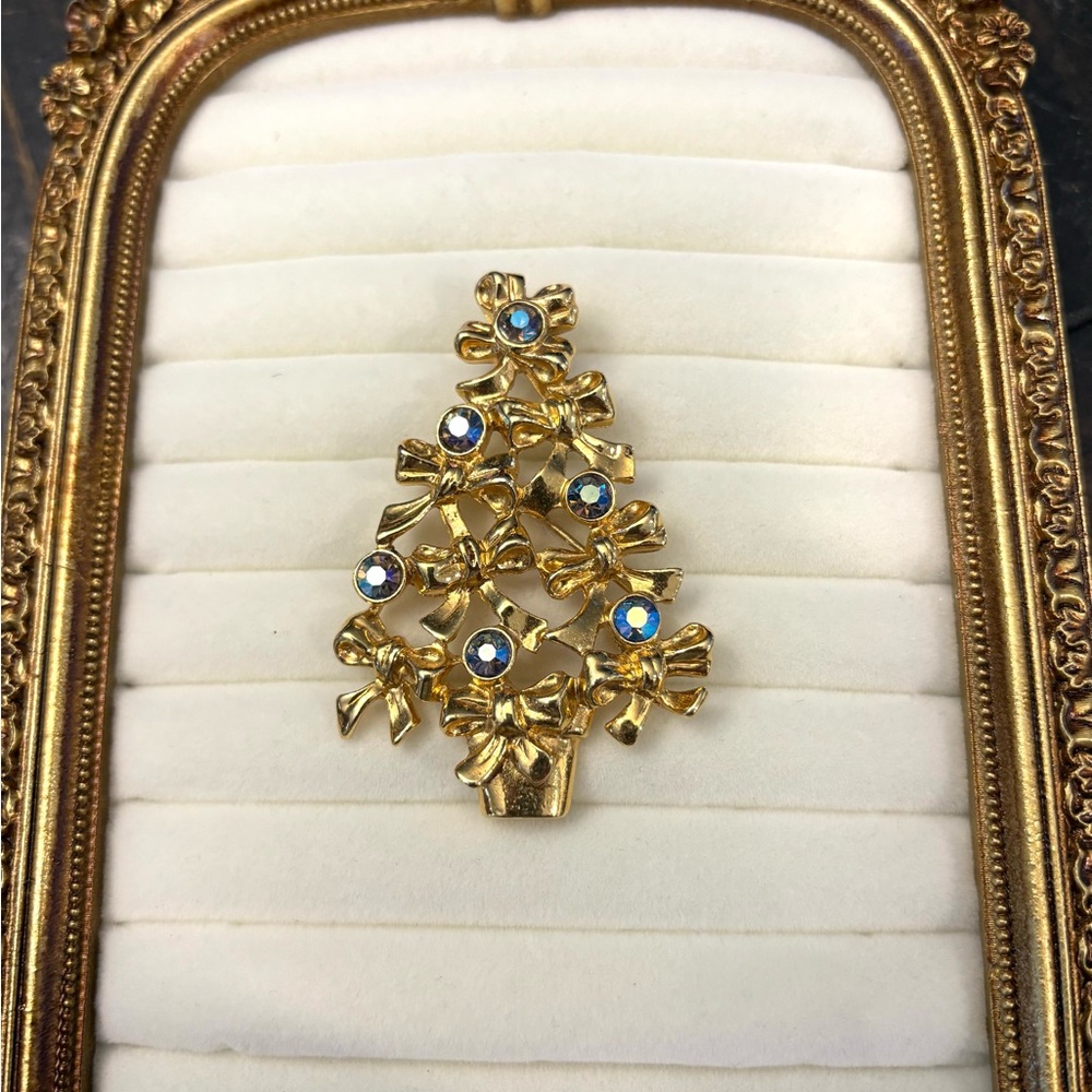 Vintage Signed Avon Rhinestone Gold Tone Christmas Tree Pin Brooch Festive